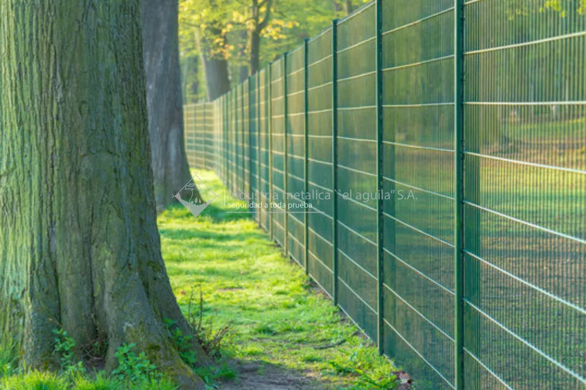 Tramo largo de reja estilo europeo verde con postes