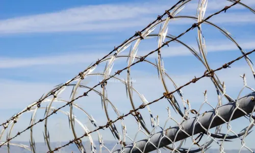 Seguridad perimetral industrial con Razor Ribbon en Guatemala