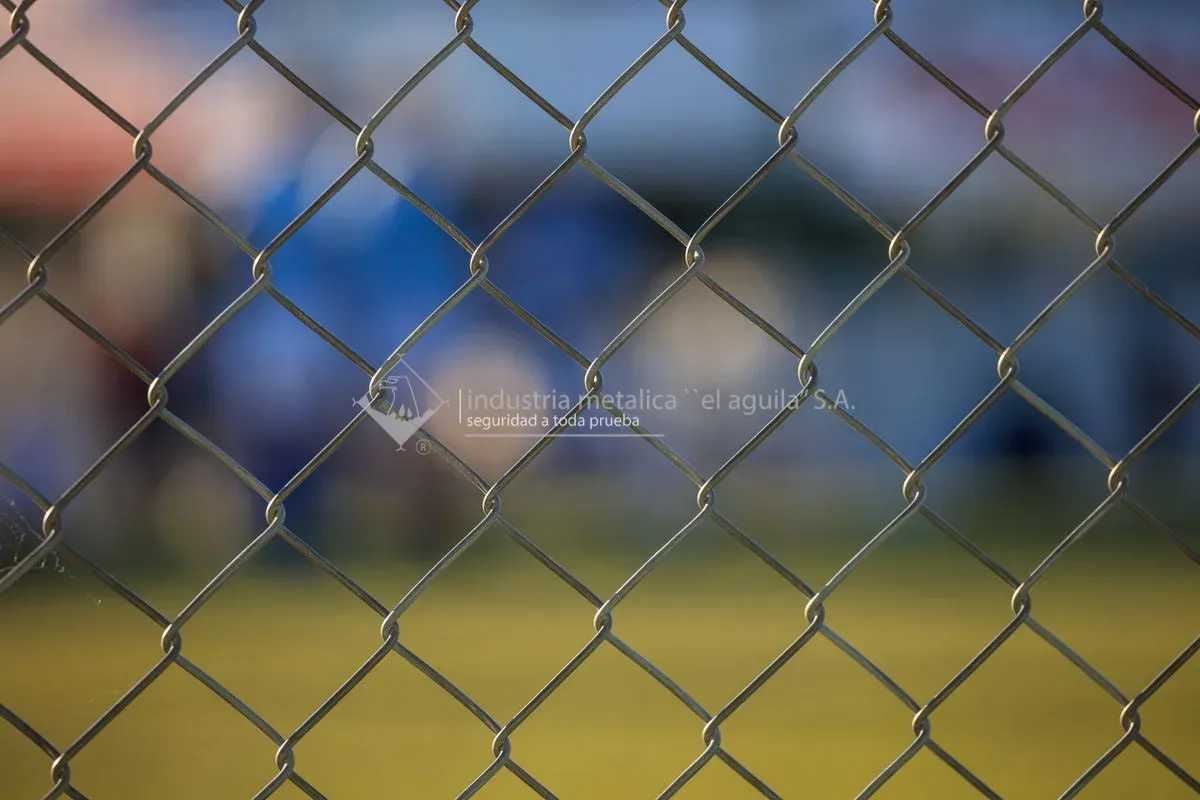 Malla ciclón para canchas de fútbol en Guatemala