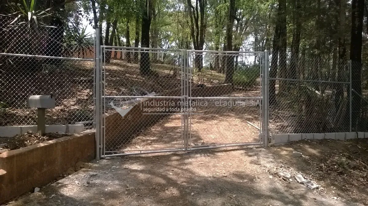 Cajas de gaviones en proceso de relleno con piedra en proyecto de El Aguila S.A.